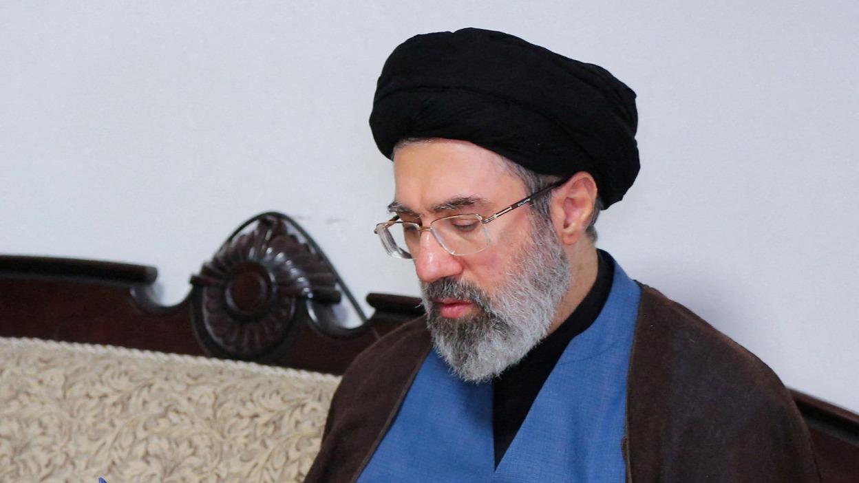 Mojtaba Khamenei, un « dur » proche des gardiens de la révolution en lice pour succéder à son père