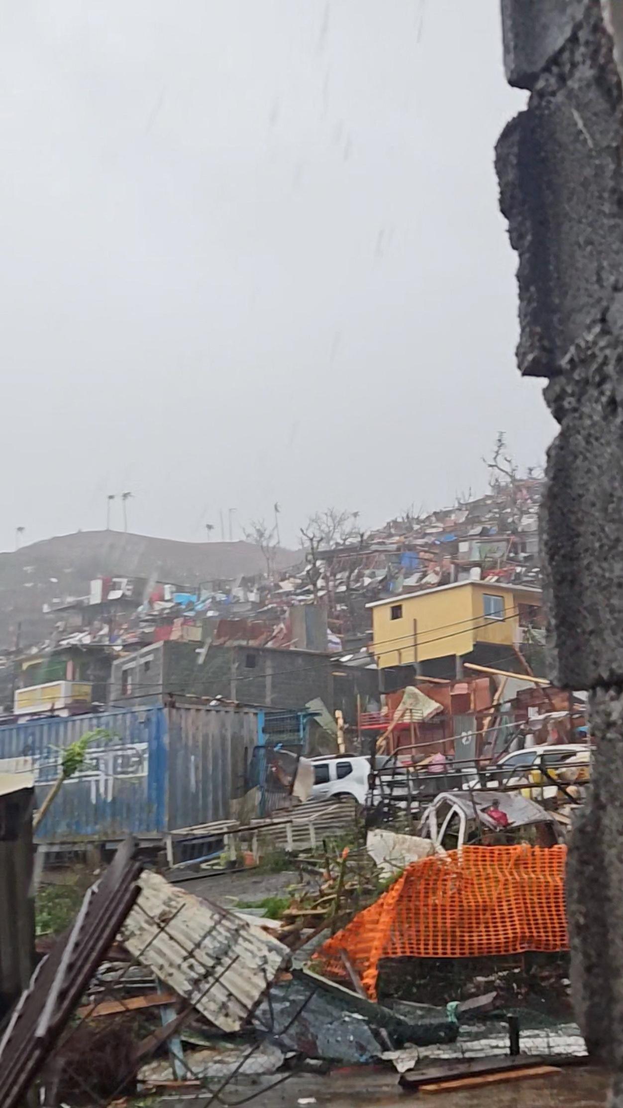 Cyclone Chido : un premier avion transportant du matériel de secours a atterri à Mayotte