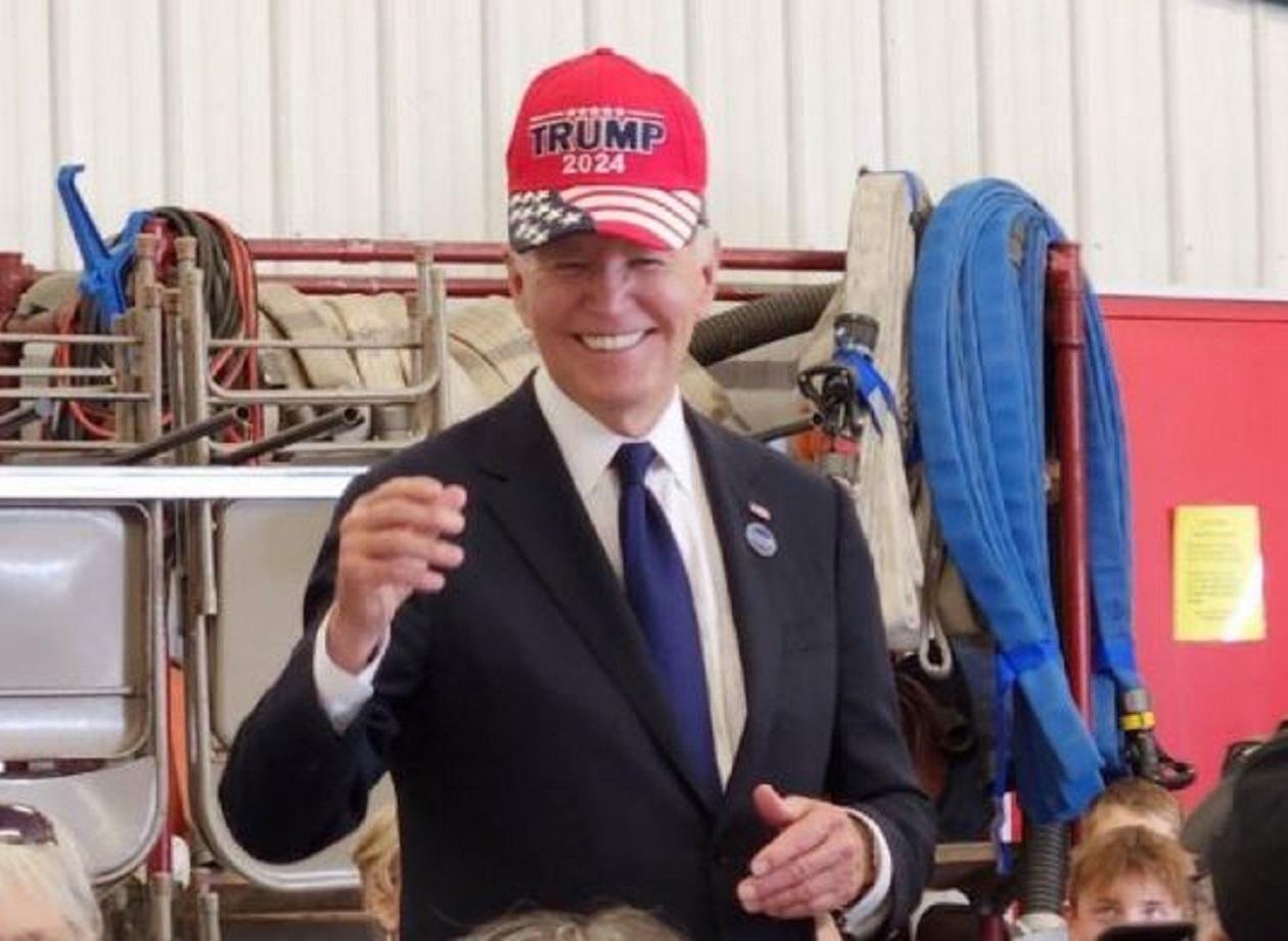 Biden avec une casquette Trump, image surprenante d'une folle campagne