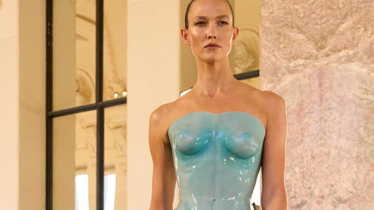 À Paris, Schiaparelli projette sa haute couture de l’hiver 2027 dans l’art contemporain