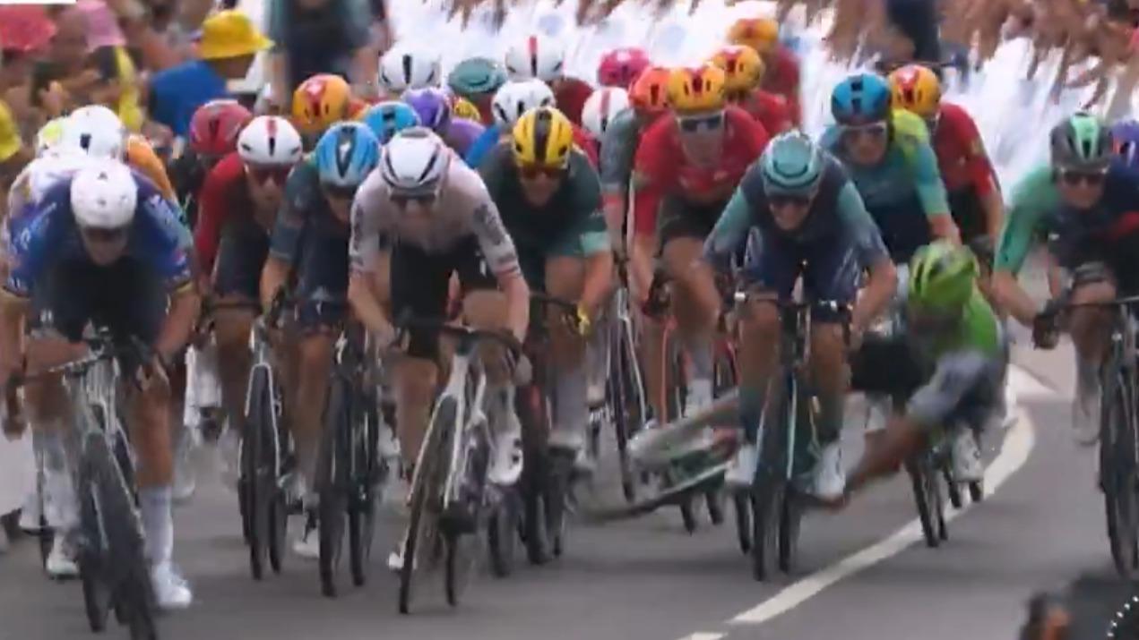 Tour de France : en vidéo, la lourde chute qui a perturbé le sprint final de la 12e étape