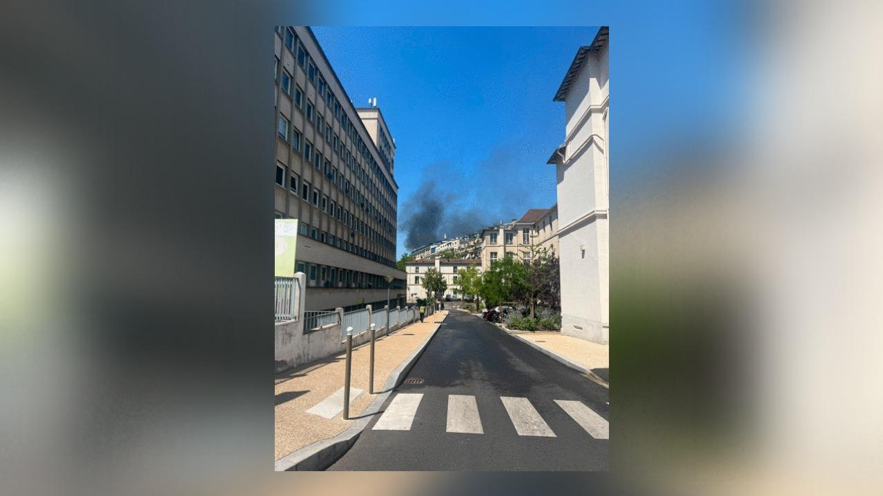 Paris : un important incendie maîtrisé dans un immeuble près des Invalides