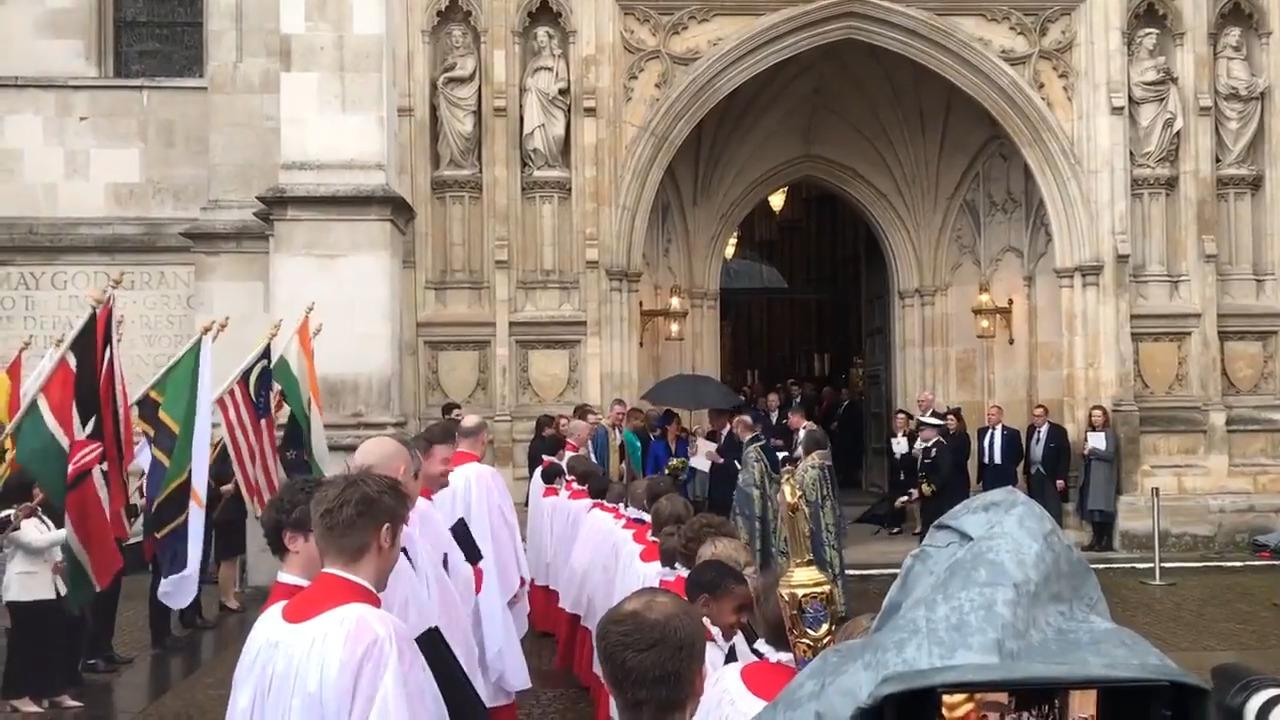 En vidéo, gentleman, le prince William s&#039;empare d&#039;un parapluie pour abriter Kate Middleton à Westminster