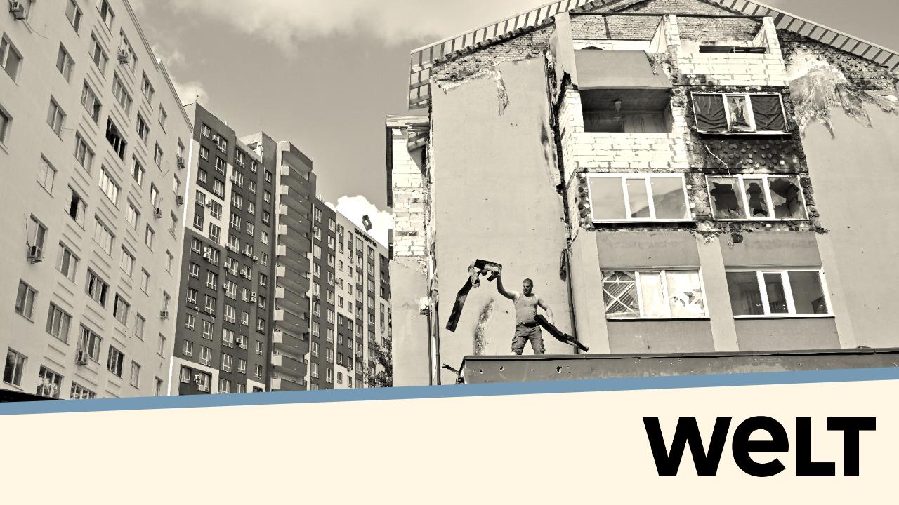 Un ouvrier effectuant les travaux de réparation d'un immeuble d'habitation partiellement détruit par un bombardement dans la ville d'Irpin, en Ukraine, le 16 septembre 2022.