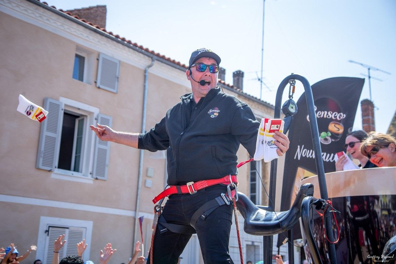 Tour de France: la folie goodies déferle le long des routes