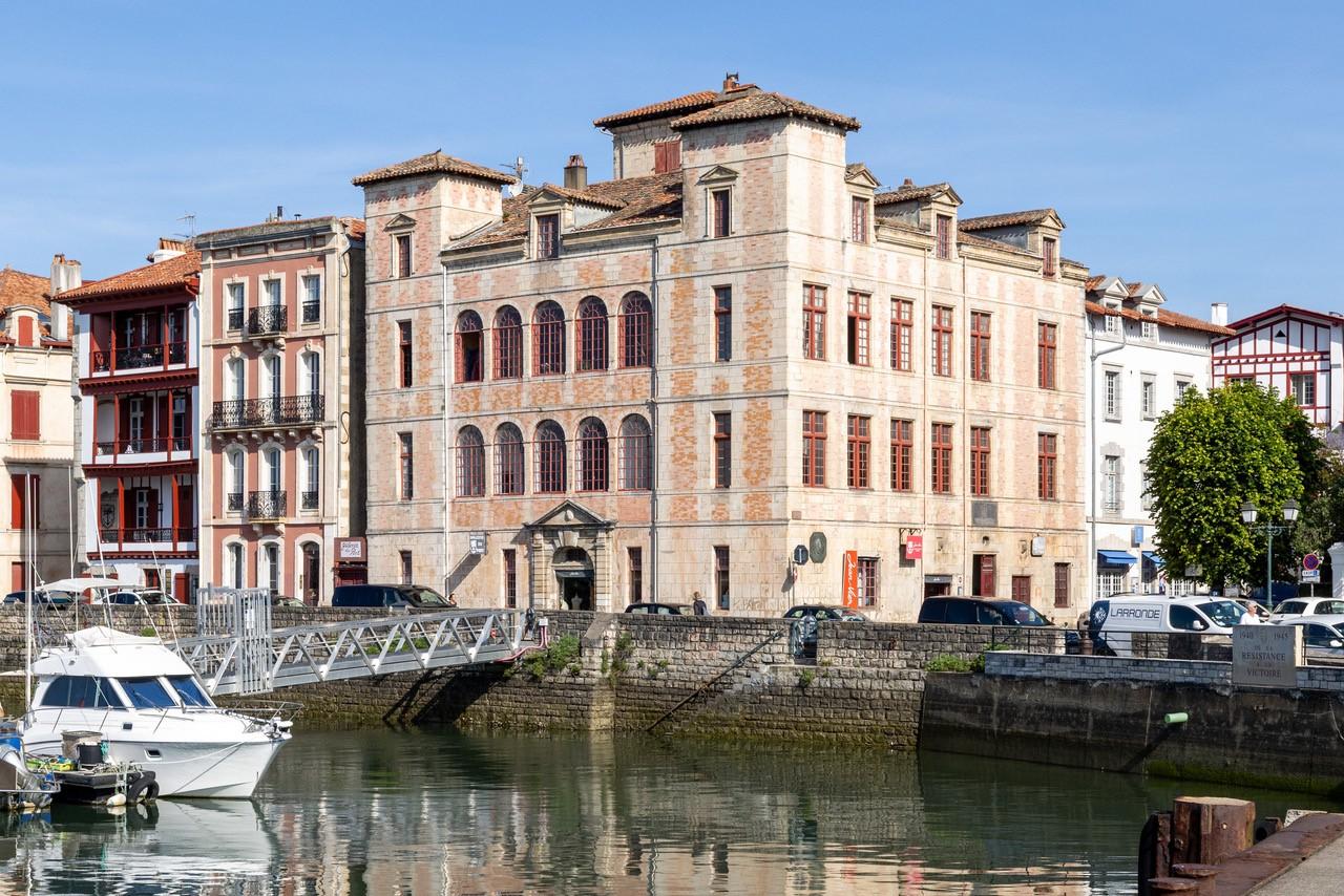 La Maison de l’infante, depuis le port de pêche de Saint-Jean-de-Luz.