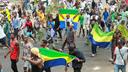Les gens célèbrent le soutien des putschistes dans une rue de Libreville