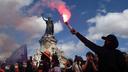 Un manifestant masqué à la Place de la République lors du mouvement «Bloquons Tout», Paris, France, 10 septembre 2025.
