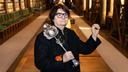 Pour accueillir Françoise Huguier, Coline Serreau a dressé un portrait « à la première personne, vivant, brouillon parfois, tellement vrai, bondissant et imprévisible » de la photographe.