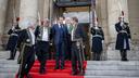 Emmanuel Macron, ici avec les immortels Amin Maalouf, Xavier Darcos et Daniel Rondeau, est «chef et protecteur» de l’Académie.