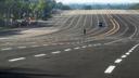 À Naypyidaw, capitale fantôme, la chaussée bordée d’une végétation luxuriante, s’élargit démesurément et la route s’étale sur vingt couloirs, empruntés par de rares motocyclettes.