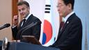 Emmanuel Macron au côté du président sud-coréen Lee Jae Myung, lors de sa visite à Séoul le 3 avril.