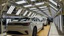 Des travailleurs inspectent des voitures électriques Zeekr 001 finies à l’usine de Zeekr à Ningbo, en Chine.