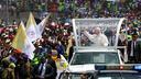 Le pape Léon XIV salue les gens à son arrivée pour célébrer une messe sacrée près du stade Japoma à Douala, Cameroun.