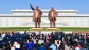 Rassemblement à Pyongyang, en Corée duNord, autour des statues des anciens dirigeants Kim Il Sung et Kim Jong Il.
