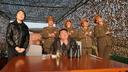 Le leader nord-coréen Kim Jong Un, accompagné de sa fille Kim Ju Ae, supervise les lancements d’essai du missile tactique balistique à courte portée Hwasong-11LA amélioré en Corée du Nord, le 19 avril 2026.