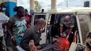 Un homme transporté à l’hôpital général de référence de Bunia, province d’Ituri, RDC, 16 mai 2026.