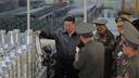 Le dirigeant nord-coréen Kim Jong Un inspecte une usine de munitions, le 11 mai 2026.