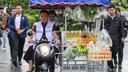 Le Premier ministre thaïlandais Anutin Charnvirakul et le vice-Premier ministre et ministre du Commerce Suphajee Suthumpun sur un triporteur d’épicerie mobile pour lancer la campagne "Les Thaïs aident les Thaïs", à Bangkok, en Thaïlande, le 12 mai 2026.