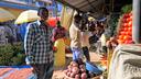 George, 28 ans, vendeur de fruits sur le marché de Kigali (Rwanda), le 13 mai 2026.