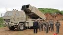 Kim Jong-un supervise le teste d’un nouveau lanceur de missile mobile, le 26 mai 2026 en Corée du Nord.