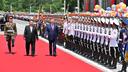 Kim Jong Un organise une grande cérémonie de bienvenue en l’honneur de Xi Jinping sur la place Kim Il Sung.