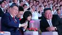 Xi Jinping et Kim Jong-un assistent à une performance dans un gymnase le 8 juin 2026 à Pyongyang.