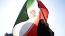 Une femme tient un drapeau iranien dans une rue de Téhéran, en Iran, le 10 juin 2026.