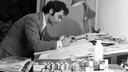 Karl Lagerfeld dessinant à sa table dans le début des années 1970.