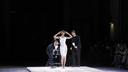Bella Hadid et sa robe en spray sur le podium du défilé été 2023 de Coperni, le 30 septembre 2022, à Paris.