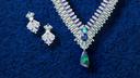 Parrure Blue Illusions, pavage de diamants, saphirs et tourmalines baguettes, serti d’un paraiba, d’un saphir bleu et d’une opale noire.