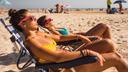 Appli d’indice UV, traces de bronzage, autobronzant… Peaufiner son hâle est une activité prenante chez les jeunes femmes.