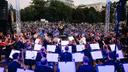 L’Orchestre national symphonique d’Ukraine dirigé par Volodymyr Sirenko lors d’un concert en plein air en Ukraine.