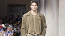 Tons sable et silhouettes fluides au défilé printemps-été 2027 de Giorgio Armani.
