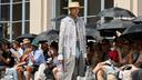 Sous la chaleur accablante de Milan, le défilé Thom Browne dans la cour du Palazzo Serbelloni.