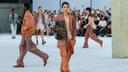 La collection été 2027 de Dries Van Noten par Julian Klausner au Tennis Club de Paris, ce 25 juin.