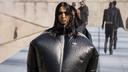 Rick Owens révèle sa collaboration avec Adidas pour l’été 2027, à travers des combinaisons XXL intégrant la technologie Climacool System.