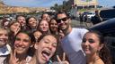 À la sortie du show, Simon descend faire un selfie avec les jeunes Corses pleins d’admiration.