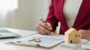 Le dispositif d’investissement immobilier Jeanbrun se décline en trois versions : « intermédiaire », « sociale » et « très sociale », chacune ayant des plafonds de loyer au m² à respecter.