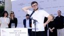 Ce 1er juillet, la voix chargée d’émotion, Philéo Landowski adresse ses remerciements après sa victoire au prestigieux Prix des Accessoires de l’ANDAM.