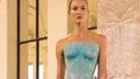Karlie Kloss et son bustier en silicone bleu