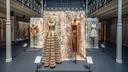 Devant les fonds du peintre Kris Ruhs, les splendeurs d’Azzedine Alaïa que lui ont inspirées tout au long de sa carrière, sa fascination pour le continent africain.