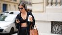 Brassière et leggings Alo, sac Miu Miu au bras, le mannequin Diane Batoukina dans les rues de Paris en juin.