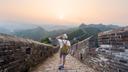 Une femme descendant les marches de la Grande Muraille de Chine