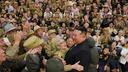 Le dirigeant nord-coréen Kim Jong-un salue des anciens combattants lors du 73e anniversaire de l’armistice de la guerre de Corée, à Pyongyang, le 28 juillet 2026, dans cette photo publiée par l’agence de presse officielle nord-coréenne KCNA.