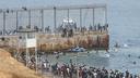 Des migrants marocains arrivant dans l’enclave espagnole de Ceuta.