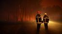 Les pompiers opèrent suite à un incendie de forêt à Luglon, dans les Landes, le 14 août 2026.