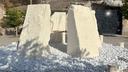 Les gros blocs de calcaire retravaillĂ©s par Audrey Guimard accueillent les visiteurs Ă lâentrĂ©e du village des Baux-de-Provence, avant la montĂ©e au chĂąteau.