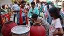 Distribution d’eau dans les rues surchauffées de Vanarasi (plus connue en France sous son ancien nom de Bénarès), en juin 2026.