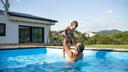Face à la canicule, de nombreux ménages songent à franchir le pas et acquérir une piscine.
